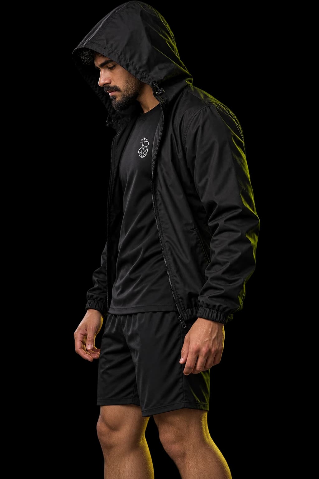 Jogador de capuz e uniforme casual com a marca Jampa Peladeiros na camiseta
